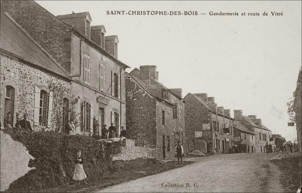 La gendarmerie dans le bourg de Saint-Christophe-des-Bois au début des années 1900.