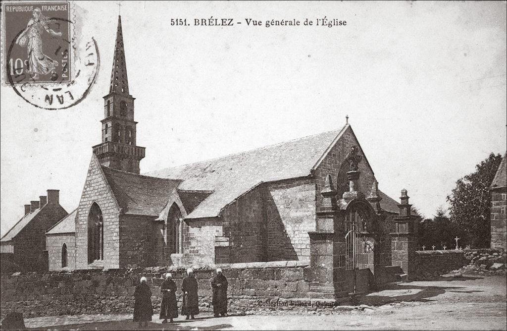 Vue générale de l'église Notre-Dame de Brélès (29).