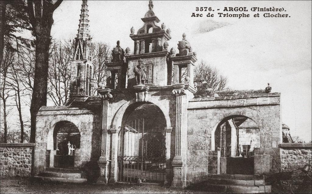 L'arc de triomphe et le clocher de l'église Saint-Pierre et Saint-Paul sur la commune d'Argol.