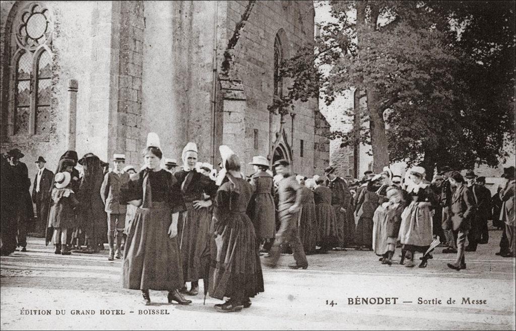 Sortie de la messe dans le bourg de Bénodet au début des années 1900.