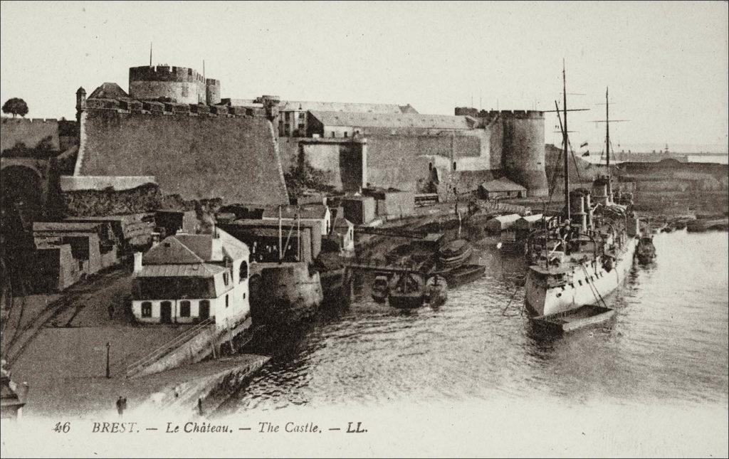 Le château et l'arsenal de Brest. Carte postale des années 1900.