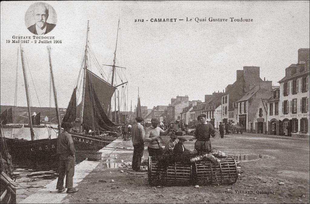 Le quai Gustave Toudouze sur le port de Camaret-sur-Mer dans les années 1900.