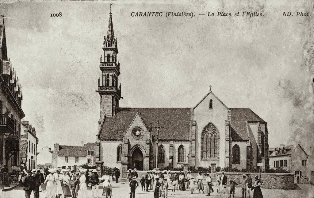 La place et l'église Saint-Carantec de Carantec au début des années 1900.
