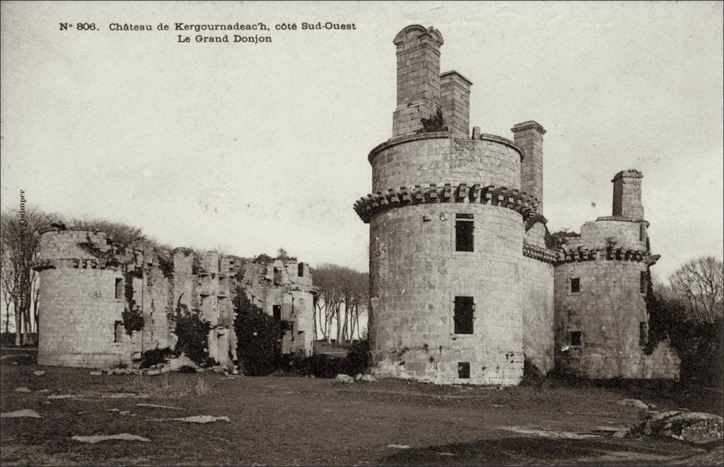 Ruines du château de Kergournadeac'h sur la commune de Cléder.