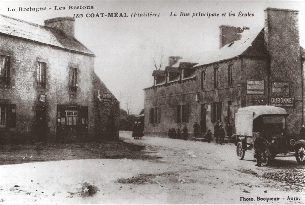 La rue principale et les écoles dans le bourg de Coat-Méal (29).