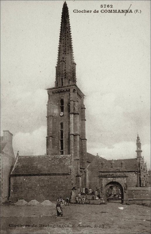 Le clocher de l'église Saint-Derrien dans le bourg de Commana