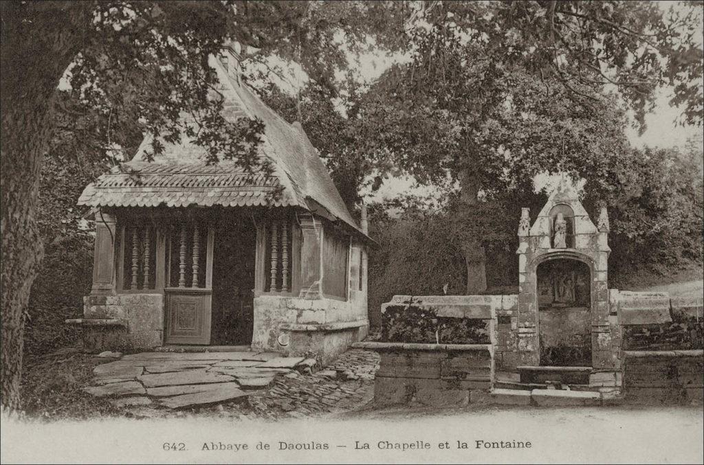 La chapelle et la fontaine de l'abbaye de Daoulas.