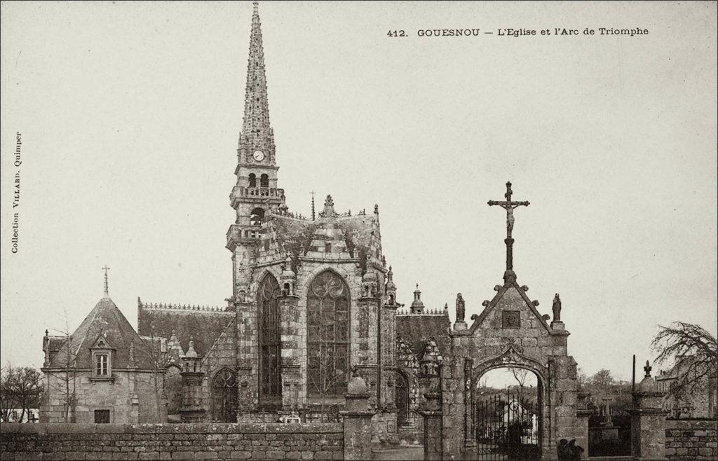 L'église Saint-Gouesnou et son arc de triomphe dans le bourg de Gouesnou;