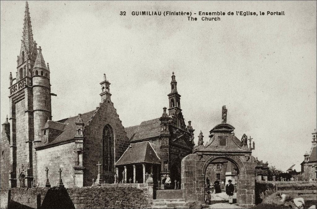 L'enclos paroissial de l'église Notre-Dame à Guimiliau au début des années 1900.