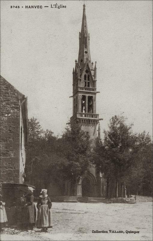 La place du bourg de Hanvec avec le clocher de l'église Saint-Pierre.
