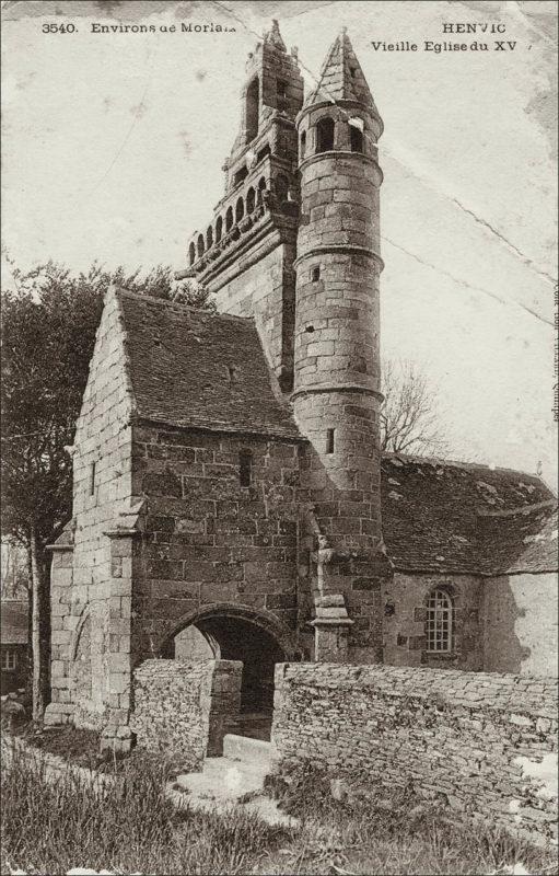 Le clocher de l'église Saint-Maudez-et-Sainte-Juvelte de la commune d'Henvic.