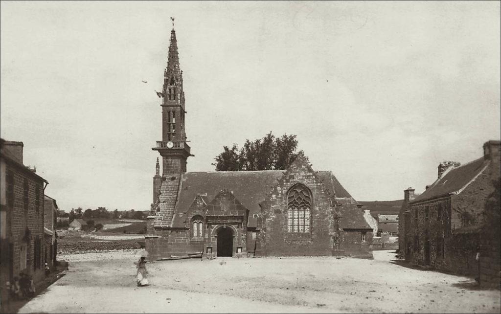 L'église Notre-Dame de Bonne-Nouvelle sur la place de l'Hôpital-Camfrout.