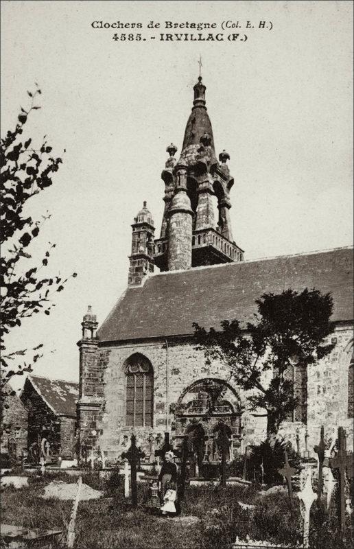 Le clocher de l'église Saint-Pierre sur la commune d'Irvillac.