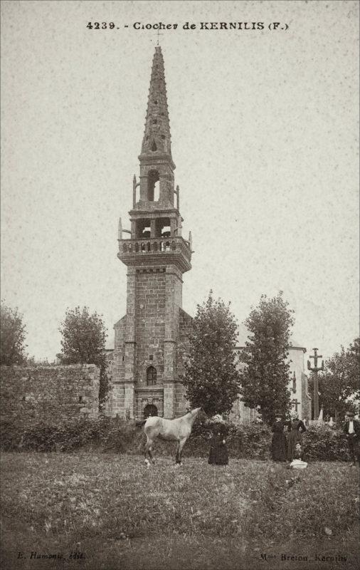 Le clocher de l'église Sainte-Anne de Kernilis.