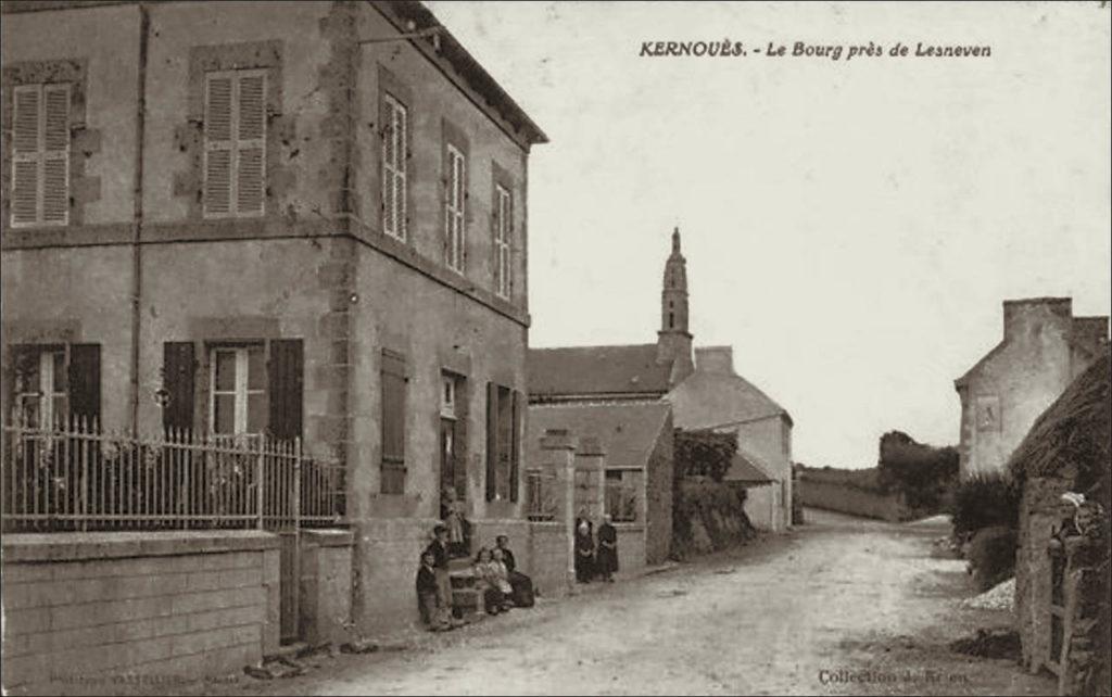 Le bourg de Kernouës avec le clocher de l'église Saint-Eucher.