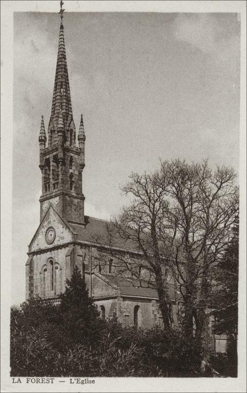 L'église Saint-Thénéan dans le bourg de la commune de La Forest-Landerneau.