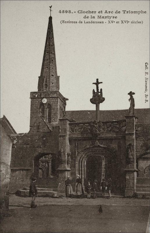 Clocher et arc de triomphe de l'église Saint-Salomon sur la commune de La Martyre.
