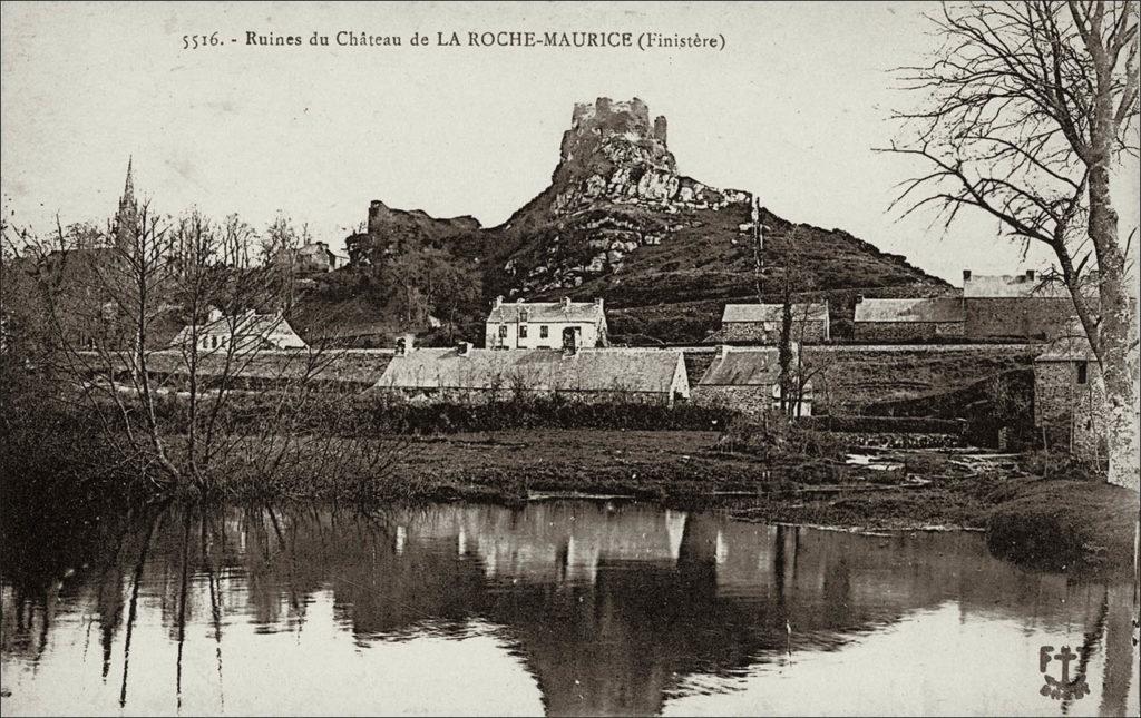 Les ruines du château de Roc'h Morvan sur la commune de La Roche-Maurice.