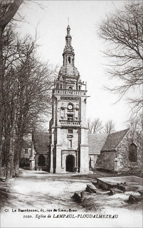 Le clocher porche de l'église Saint-Paul-Aurélien de Lampaul-Ploudalmézeau