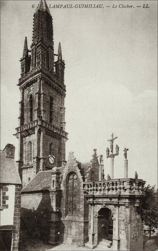 Le clocher de l'église Notre-Dame à Lampaul-Guimiliau au début des années 1900.