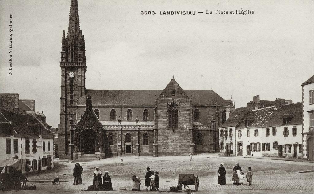 La place et l'église Saint-Thuriau dans le bourg de Landivisiau au début des années 1900.