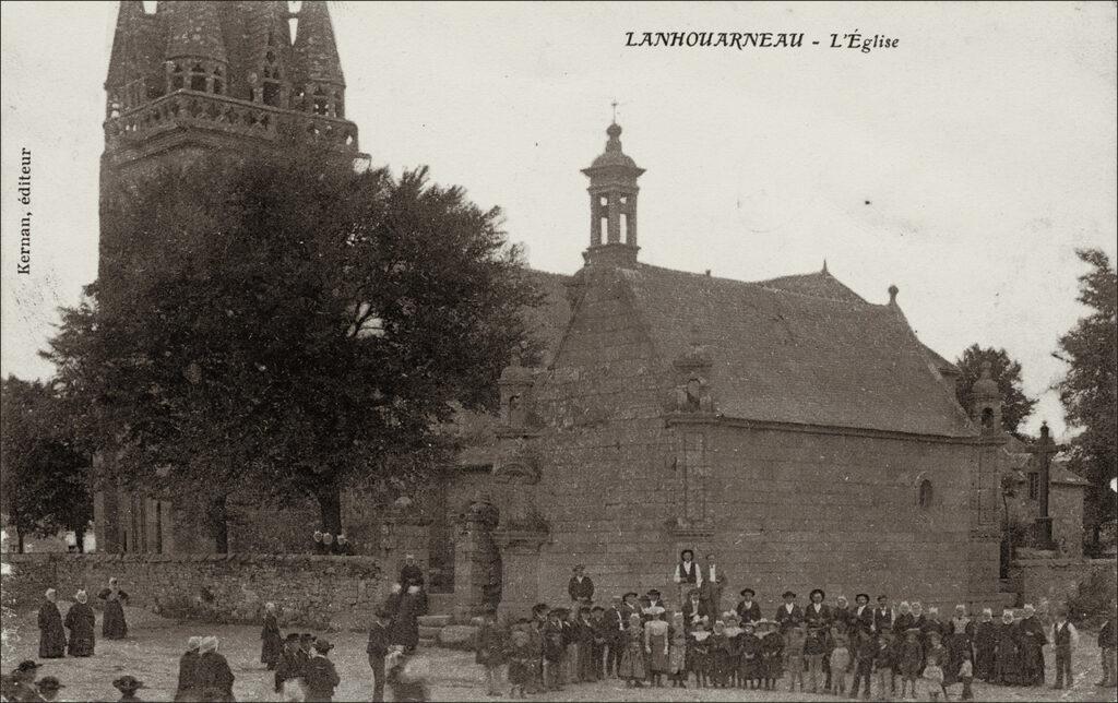 L'église Saint-Hervé dans le bourg de Lanhouarneau au début des années 1900.