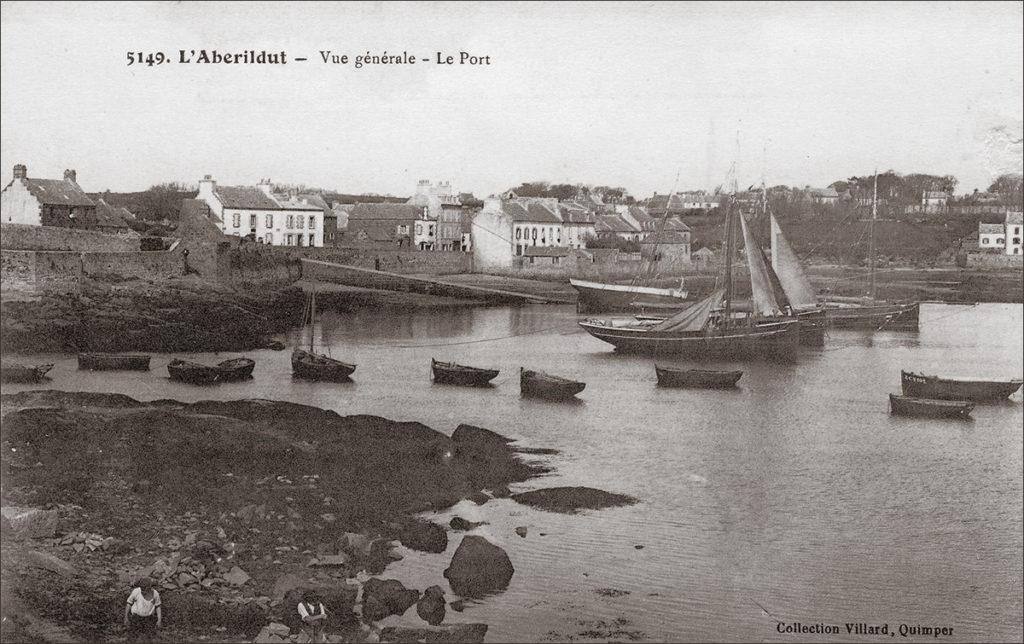 La port de Lanildut (29) à marée basse.