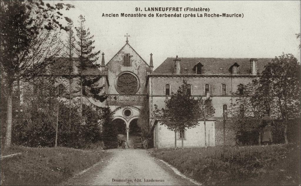 l'entrée de l'ancien monastère de Kerbénéat sur la commune de Lanneufret.