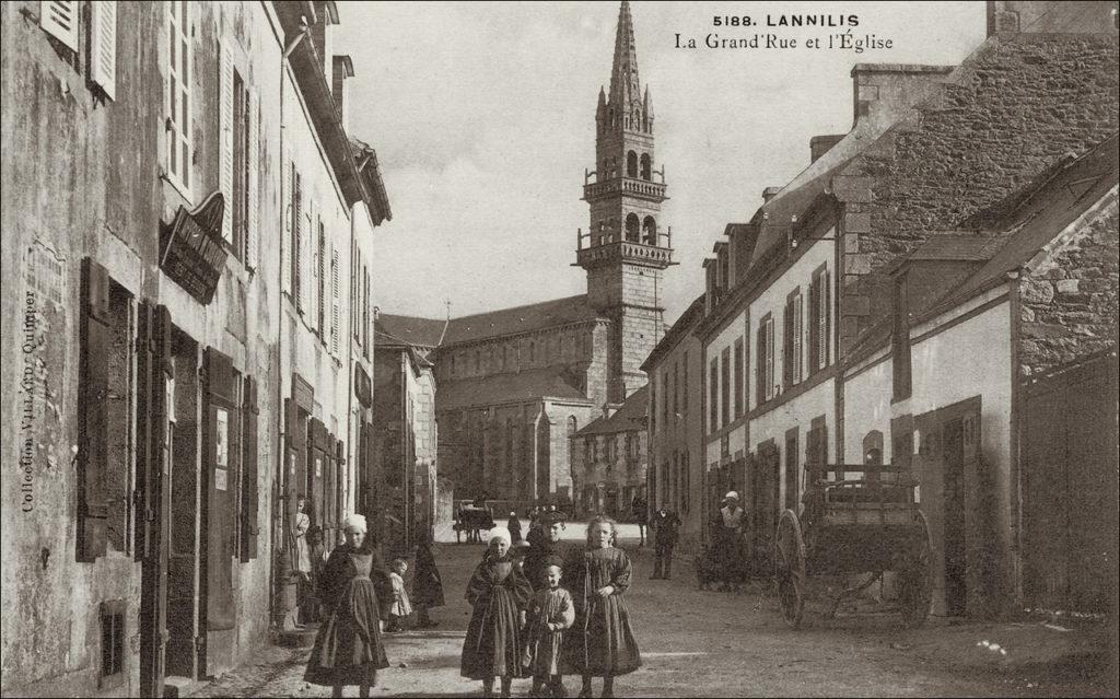 Le bourg de Lannilis avec l'église Saint-Pierre et Saint-Paul.