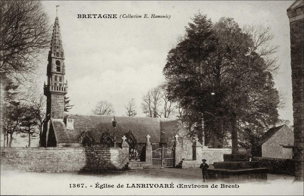 Vue de l'église Saint-Rivoaré dans le bourg de Lanrivoaré.