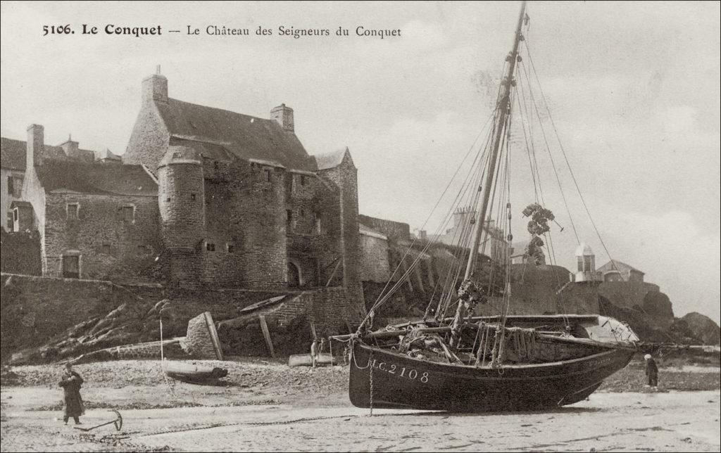 Le port du Conquet à marée basse avec une vue sur Le château des Seigneurs.