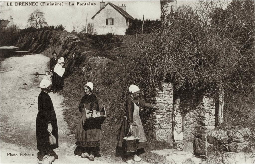 Groupe de femme à la fontaine sur la commune du Drennec.