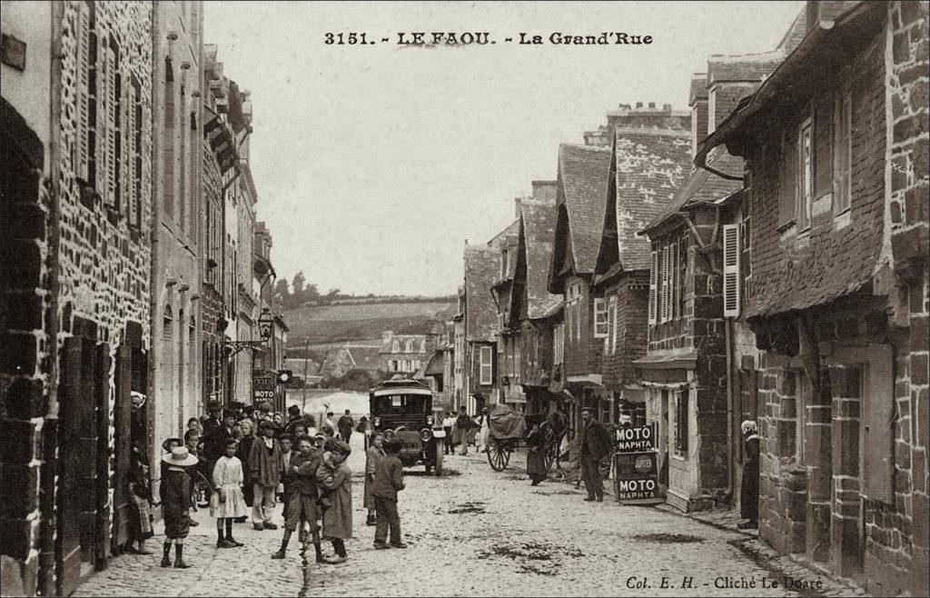 La grande rue du Faou au début des années 1900.