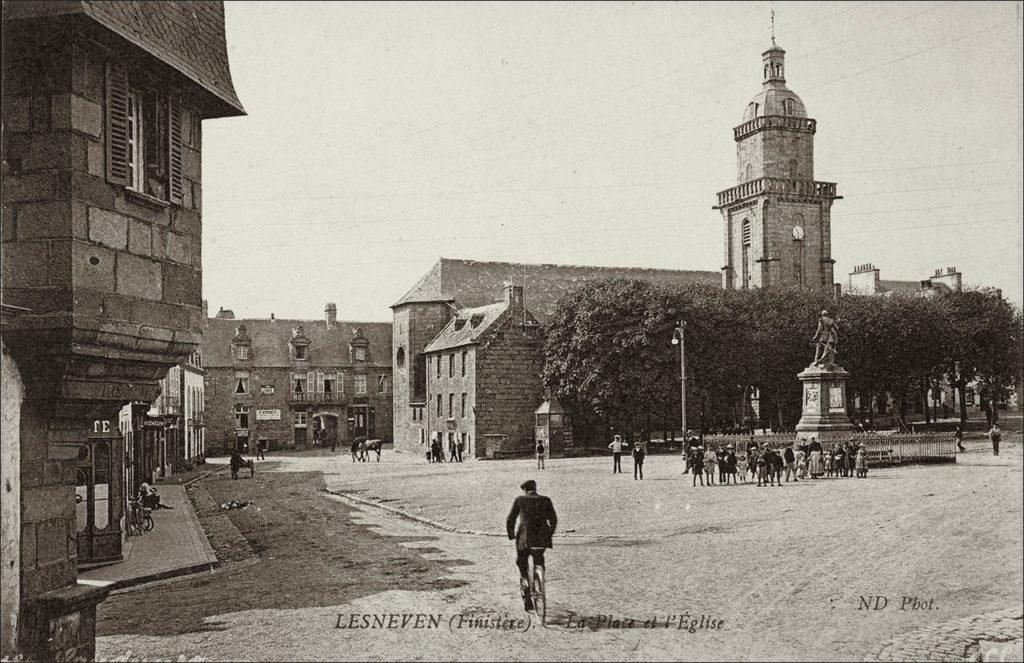 L'église Saint-Michel et la place du bourg de Lesneven.