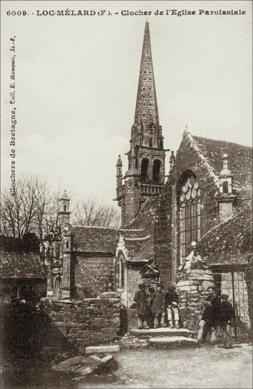 Le clocher de l'église Saint-Mélar à Locmélar au début des années 1900.