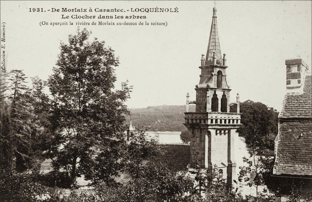 Le clocher de l'église Saint-Guénolé à Locquénolé au début des années 1900.