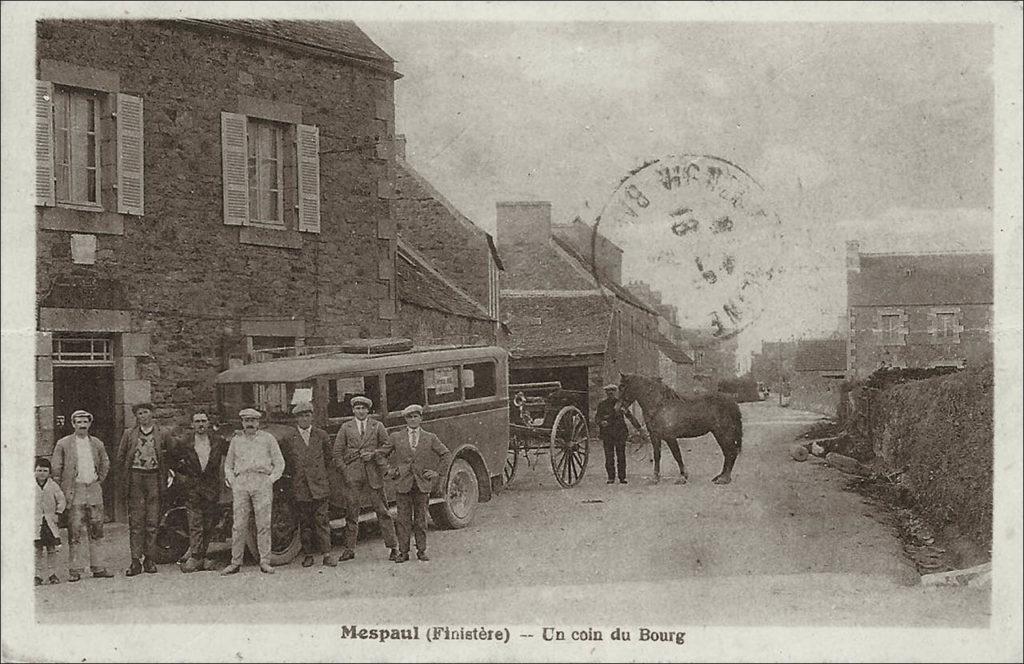 Scène de vie dans le bourg de Mespaul dans les années 1930.