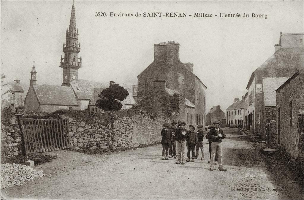L'entrée du bourg de Milizac un groupe d'enfants et le clocher de l'église Saint-Pierre et Saint-Paul.