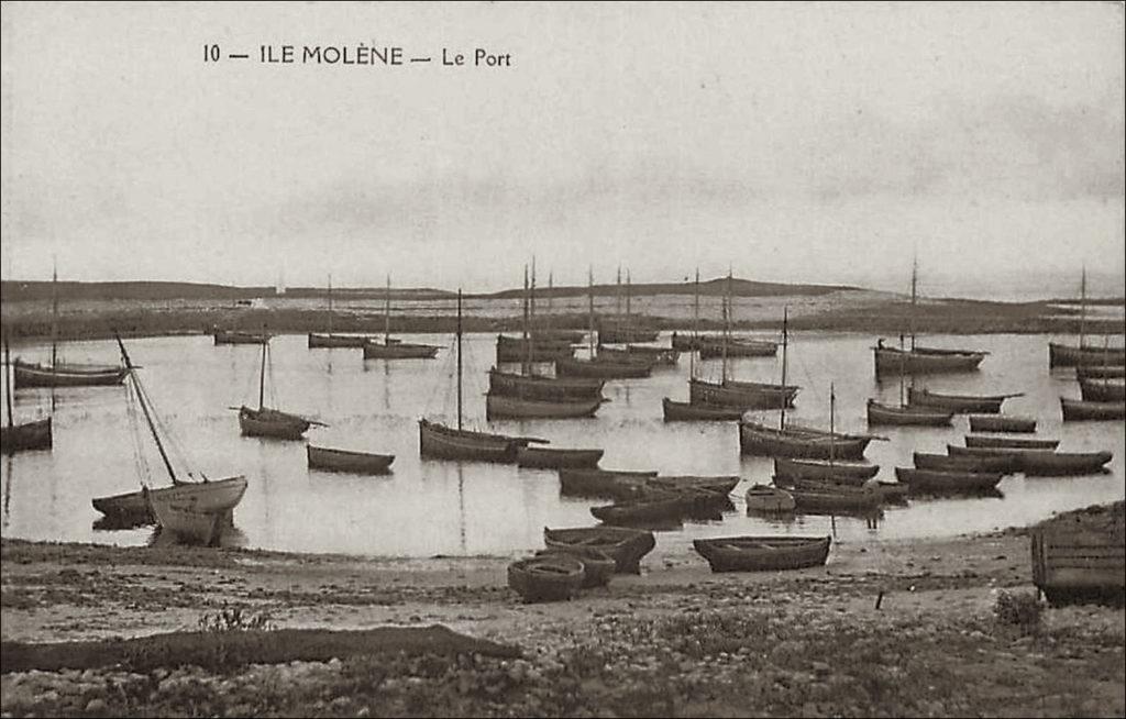 Le port de l'Île Molène les bateaux de pêche aux mouillage.
