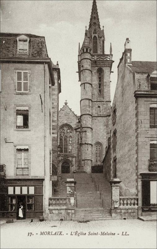Le clocher de l'église Saint-Mélaine dans la ville de Morlaix au début des années 1900.