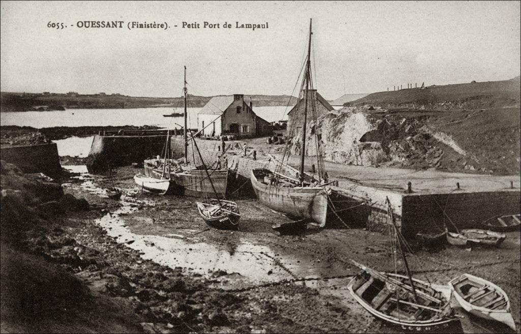 Le port de Lampaul sur l'île d'Ouessant à marrée basse.