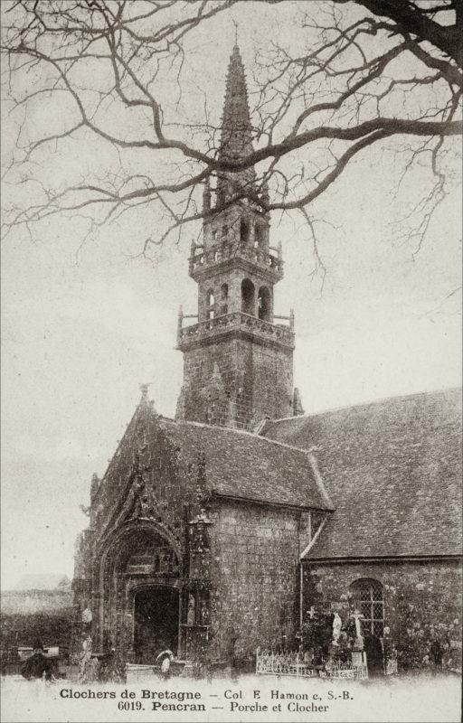 Le porche et le clocher de l'église Notre-Dame sur la commune de Pencran.