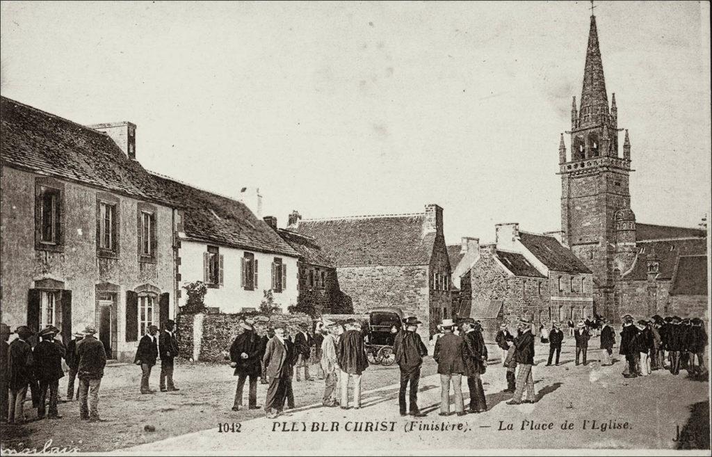 La place et l'église Saint-Pierre à Pleyber-Christ au début des années 1900.