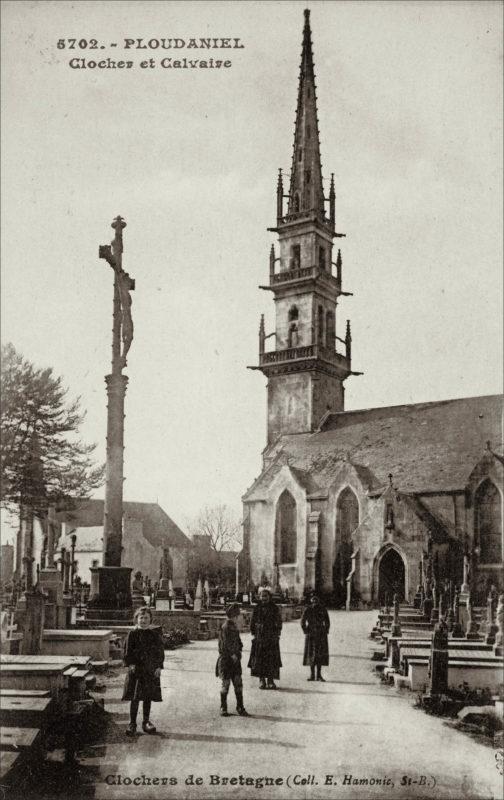 Le clocher et le calvaire de l'église Saint-Yves sur la commune de Ploudaniel.