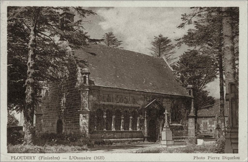 L'ossuaire de l'église Saint-Pierre sur la commune de Ploudiry.