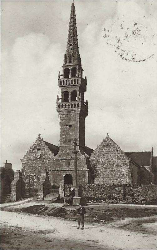 Vue de l'église Saint-Édern dans la bourg de Plouédern.