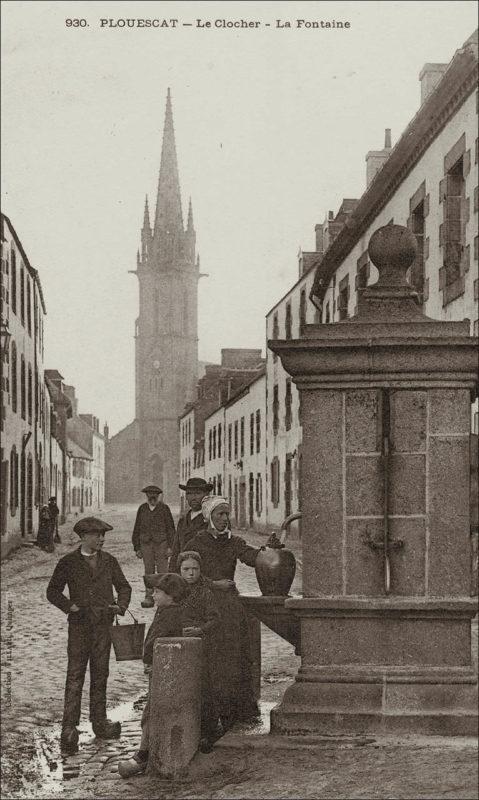 La fontaine et l'église Saint-Pierre dans le bourg de Plouescat au début des années 1900.