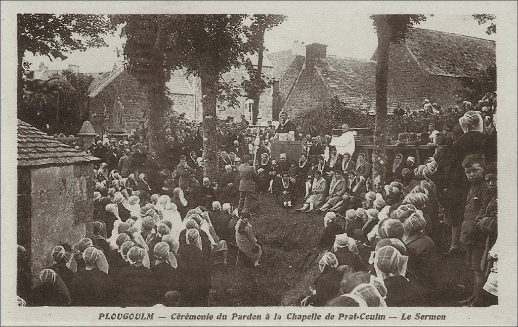Cérémonie du pardon de la chapelle de Prat-Coulm à Plougoulm au début des années 1900.