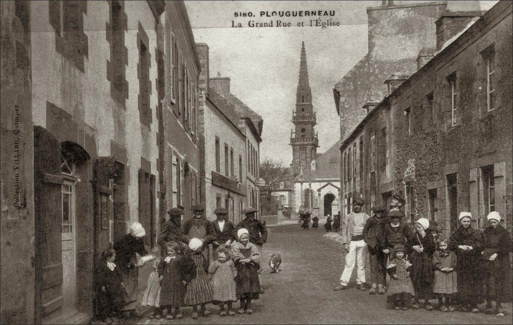 La grand rue et l'église Saint-Pierre et Saint-Paul dans le bourg de Plouguerneau.