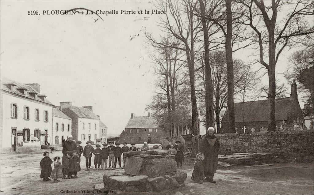 La place du bourg de Plouguin avec l'enclos paroissial et la chapelle Pirrie.